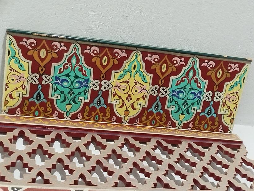 Painted frieze and mashrabiya